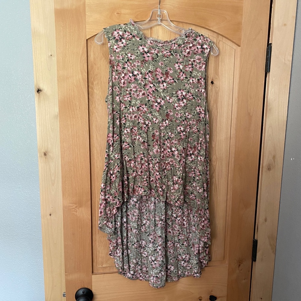Like new Maurices high low sage floral top XXL